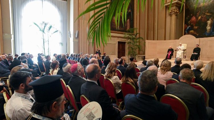 Chi opera in politica eviti derive aggressive cover image