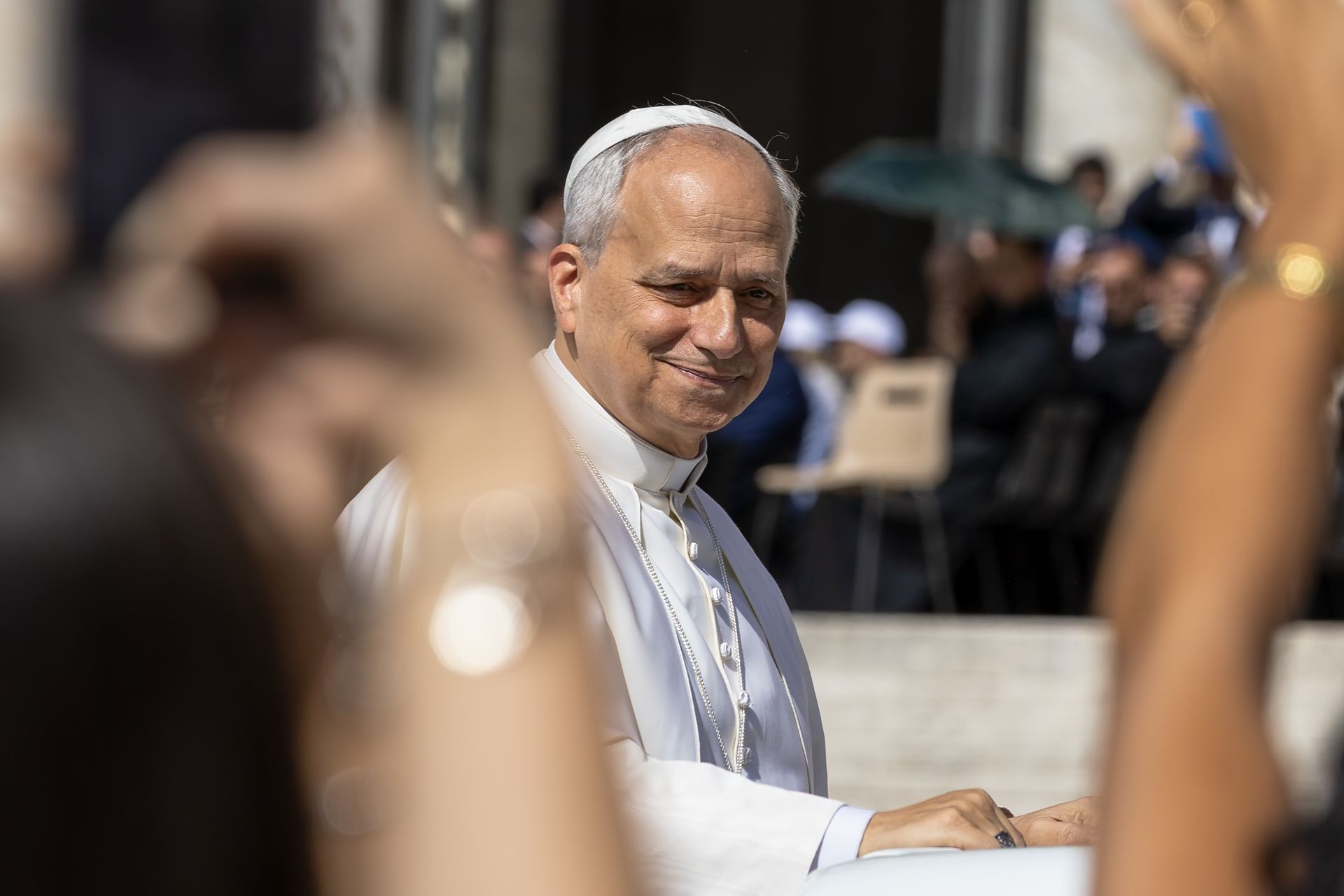 Preghiera e filiale vicinanza a papa Leone XIV. Sconcerto per il volgare attacco